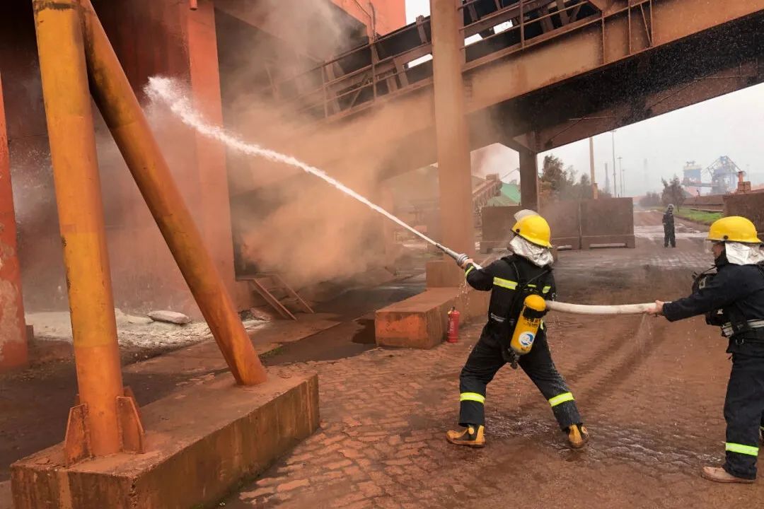 福建可门港物流员工正在进行消防水带实操演练.jpg